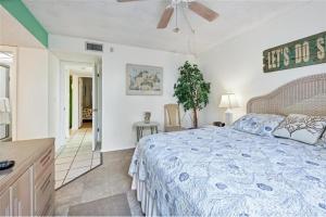 Кровать или кровати в номере Siesta Key Escape Ground Floor Steps to Heated Pool and Free Trolley