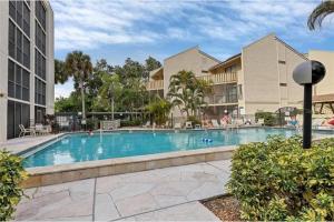Бассейн в Siesta Key Escape Ground Floor Steps to Heated Pool and Free Trolley или поблизости