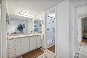 Ванная комната в Siesta Key Escape Ground Floor Steps to Heated Pool and Free Trolley