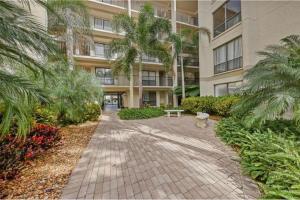 Сад в Siesta Key Escape Ground Floor Steps to Heated Pool and Free Trolley