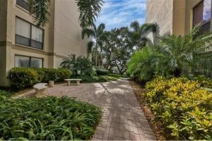 Сад в Siesta Key Escape Ground Floor Steps to Heated Pool and Free Trolley