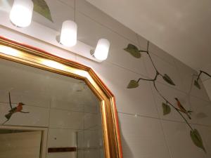 łazienka z lustrem i ptakami na ścianie w obiekcie Żurawie gniazdo, elegancki zakątek w Puszczy Białowieskiej w Hajnówce