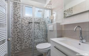 W łazience znajduje się toaleta i przeszklony prysznic. w obiekcie Apartmani Nena i Ilka w Puli +34 zdjęcia