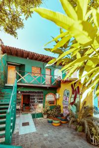 una casa con un edificio verde y amarillo en Cosmopolitan Hostel, en Recife