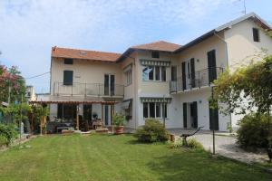 a large house with a yard in front of it at Dragonfly Appartamento Blu in Angera