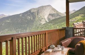 uma varanda com vista para uma montanha em Résidence Club mmv L'Étoile des Cimes **** em Sainte-Foy-Tarentaise