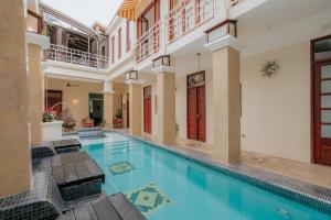 una piscina al centro di una casa di Hotel Boutique Casa Sánchez a Santo Domingo