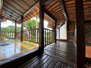 伊利亚贝拉Vila Pequeá Pousada Ilhabela的开放式门廊,带木甲板