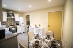 Η κουζίνα ή μικρή κουζίνα στο Large Modern Contractor House with Balcony & Private Parking - CMK