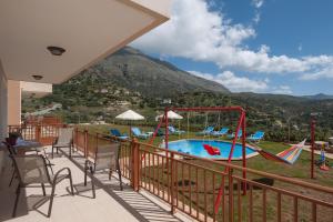 Bazén v ubytování Triopetra Luxury Villas Fournou Lago nebo v jeho okolí