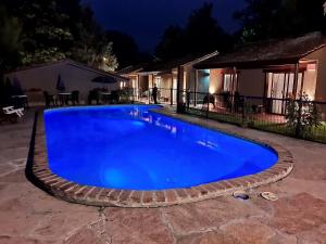 ein großer blauer Pool in einem Garten in der Nacht in der Unterkunft Mont Blanc in Villa General Belgrano + 43 Fotos