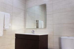 um banheiro com uma pia, um espelho e um vaso sanitrio em Casas d'Almofala em Vila de Rei