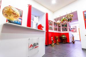 una camera con pareti rosse e bianche e un tavolo di Arka Apartments a Napoli