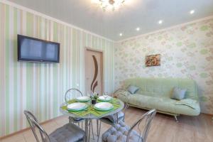 Galería fotográfica de Апартаменты RentPlaza-вид на жигулевские горы и волгу-15 этаж-24x7-дистанционно en Samara