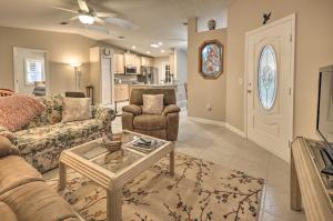 uma sala de estar com um sofá e uma mesa em Pet-Friendly Home with Yard - 2 Blocks to Beach em Flagler Beach