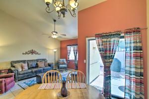 Χώρος καθιστικού στο 7 Mi to Mill Ave BBQ-Ready Mesa Townhouse