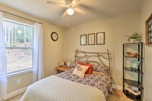 Ένα ή περισσότερα κρεβάτια σε δωμάτιο στο Greystone Creekside Cabin Hike, Fish and Explore!