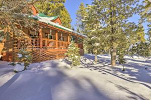 Rustic Duck Creek Village Cabin with Fire Pit! v zimě