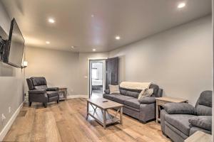 sala de estar con sofá y 2 sillas en Mendenhall Valley Escape with Furnished Deck! en Juneau