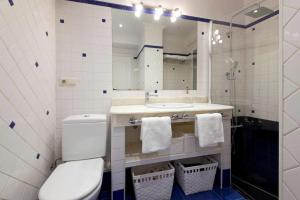 Ένα μπάνιο στο ONDARRETA ROOM with independent entrance
