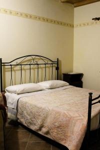 1 dormitorio con 1 cama con marco de metal en La Fattoria en Cusano Mutri