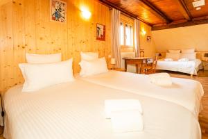 Ένα ή περισσότερα κρεβάτια σε δωμάτιο στο Schriner Hüss - Chambres d'hôtes & Gîtes