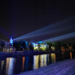 uitzicht op een rivier in de nacht met een stad bij Apartamenty Lawendowy Zakątek 5 in Opole