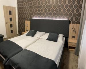 Una cama o camas en una habitación de Penzion Ema B&B