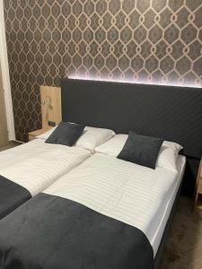 dos camas sentadas una al lado de la otra en un dormitorio en Penzion Ema B&B en Prostějov