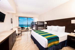 Postel nebo postele na pokoji v ubytování Crown Paradise Club Cancun - All Inclusive