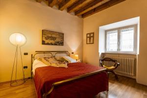 Tempat tidur dalam kamar di Cavour Apartment - Smart Holiday