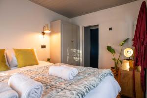 Tempat tidur dalam kamar di Philos Guesthouse