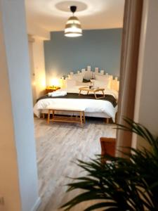 1 dormitorio con 1 cama grande con almohadas blancas en Le Guèlèf - Appartement 2 personnes, en Orbey