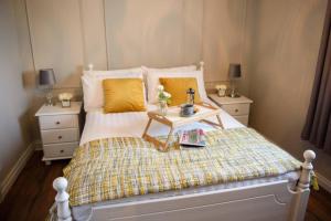 Un dormitorio con una cama con una mesa. en The Chalet town centre en Dungloe