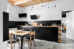 Kuchyň nebo kuchyňský kout v ubytování APARTAMENTY DVOOR1924