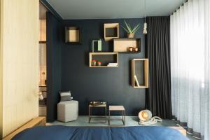 una camera da letto con una parete blu, scaffali e un letto di Boutique B&B Graaf a Gand