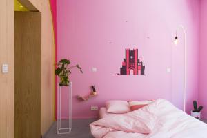 ヘントにあるBoutique B&B Graafの紫の壁のベッドルーム1室、ベッド1台が備わります。