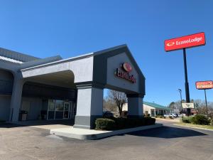 un edificio con un cartello per un negozio di Econo Lodge Troy a Troy