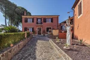 a house with a statue in front of it at Casale Belvedere "L'Ulivo" e "La Terrazza" in Massarosa