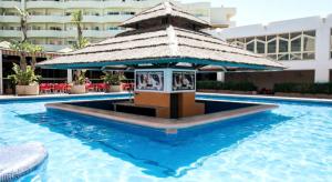 Basen w obiekcie Precioso apartamento frente al mar Benalbeach lub w pobliżu