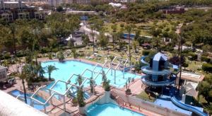 Basen w obiekcie Precioso apartamento frente al mar Benalbeach lub w pobliżu
