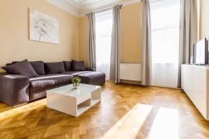 Uma área de estar em 2bds apartment in UJEZD - P14