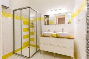Um banheiro em 2bds apartment in UJEZD - P14