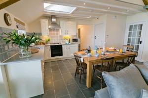 A kitchen or kitchenette at Ty Gwyn