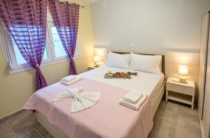 um quarto com uma cama com toalhas brancas em Rent House Diamond em Iraklitsa