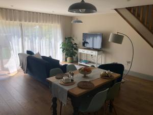 TV a/nebo společenská místnost v ubytování Cotswold Lodge