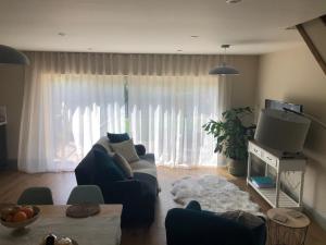 TV a/nebo společenská místnost v ubytování Cotswold Lodge