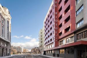 una calle vacía en una ciudad con edificios altos en Crisol Riosol, en León