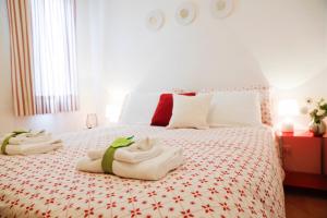 ein Schlafzimmer mit einem Bett mit Handtüchern darauf in der Unterkunft Il Melo Residence in Porto Torres