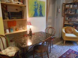 a dining room with a table and chairs and a chair at Cocooning Avignon in Avignon